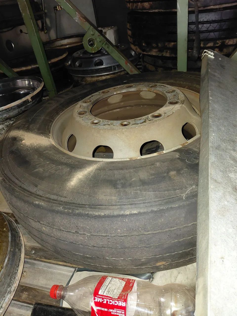 Pneu 275 com roda - Foto 2