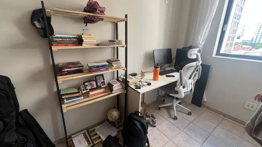 Quarto em apartamento mobiliado no centro