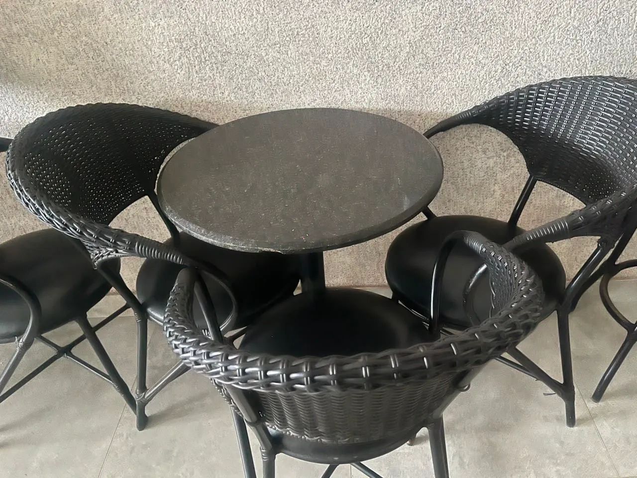 Título do anúncio:  Mesa de Mármore com 3 Cadeiras Estofadas - Linda, Moderna e Conservada - Foto 2
