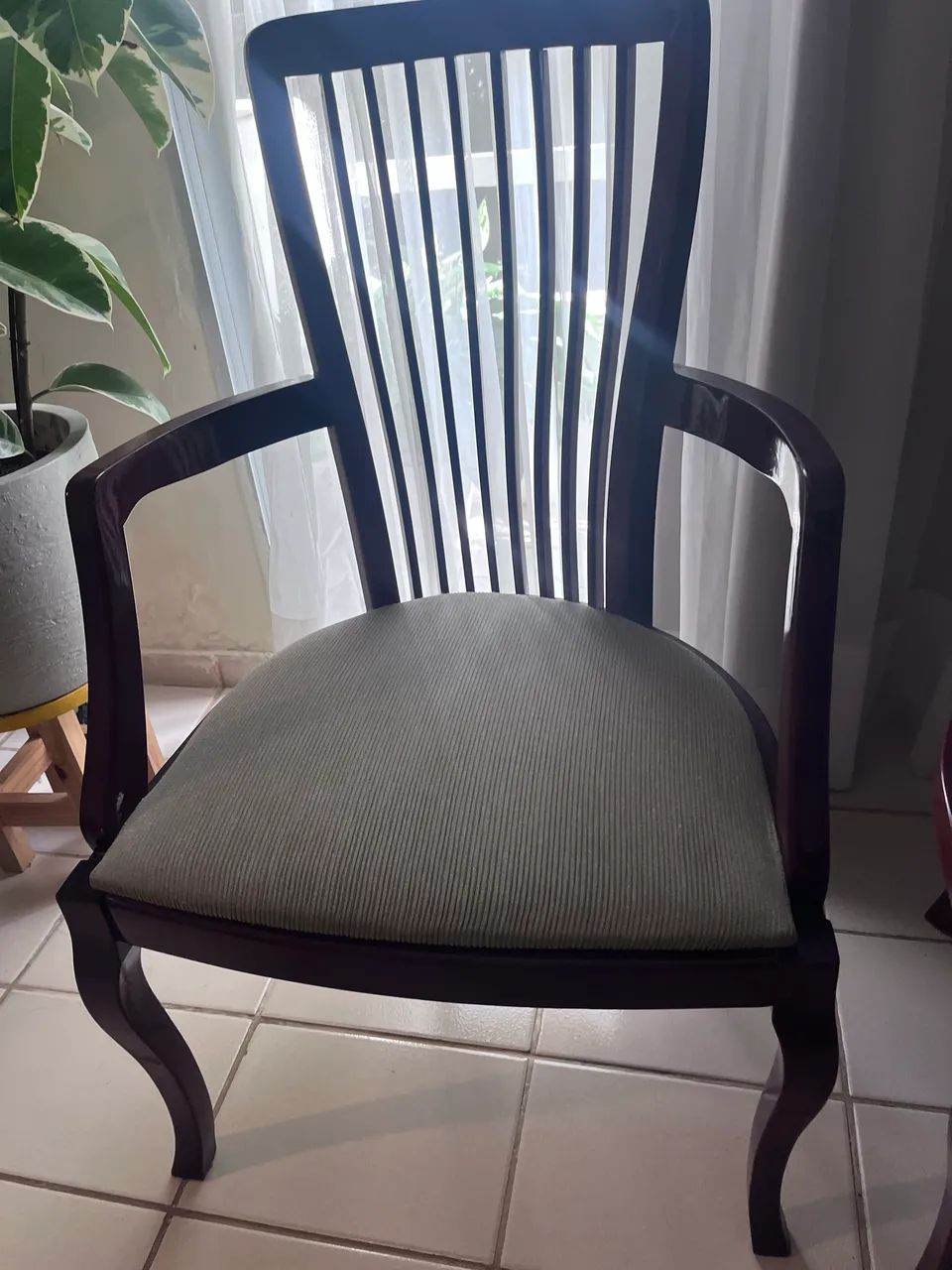 Cadeiras para sala de visita em bom estado e bonitas