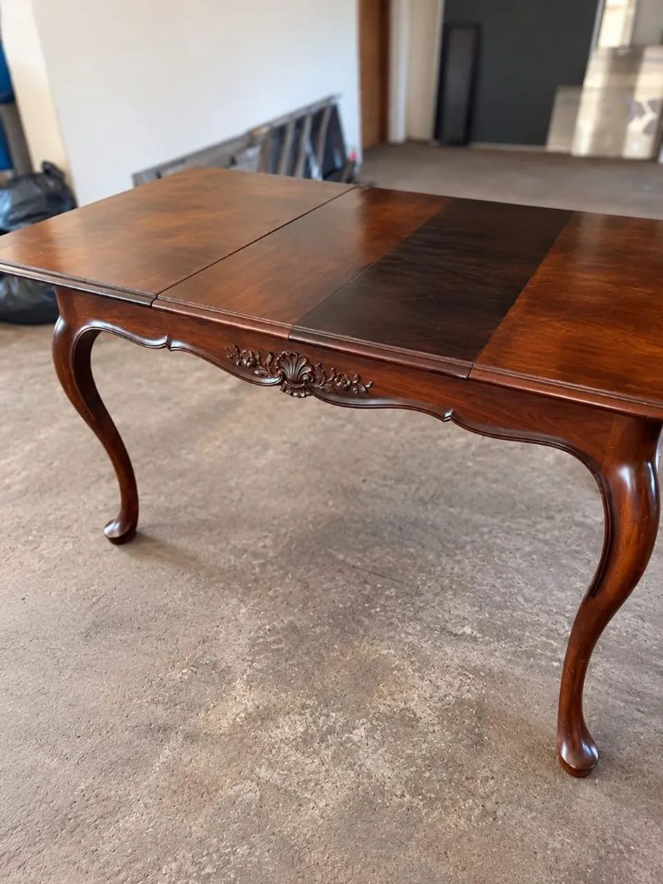 Mesa com cadeiras colonial