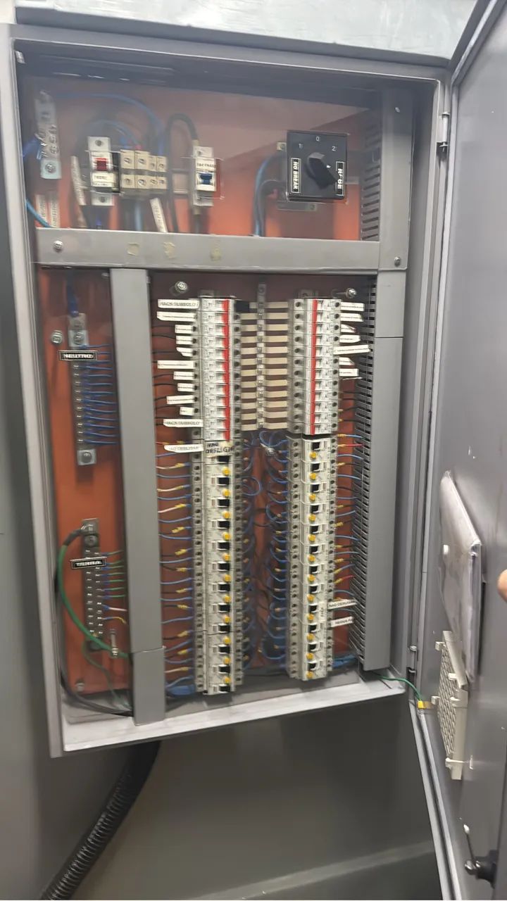 Contrata-se Eletricista e ajudante 