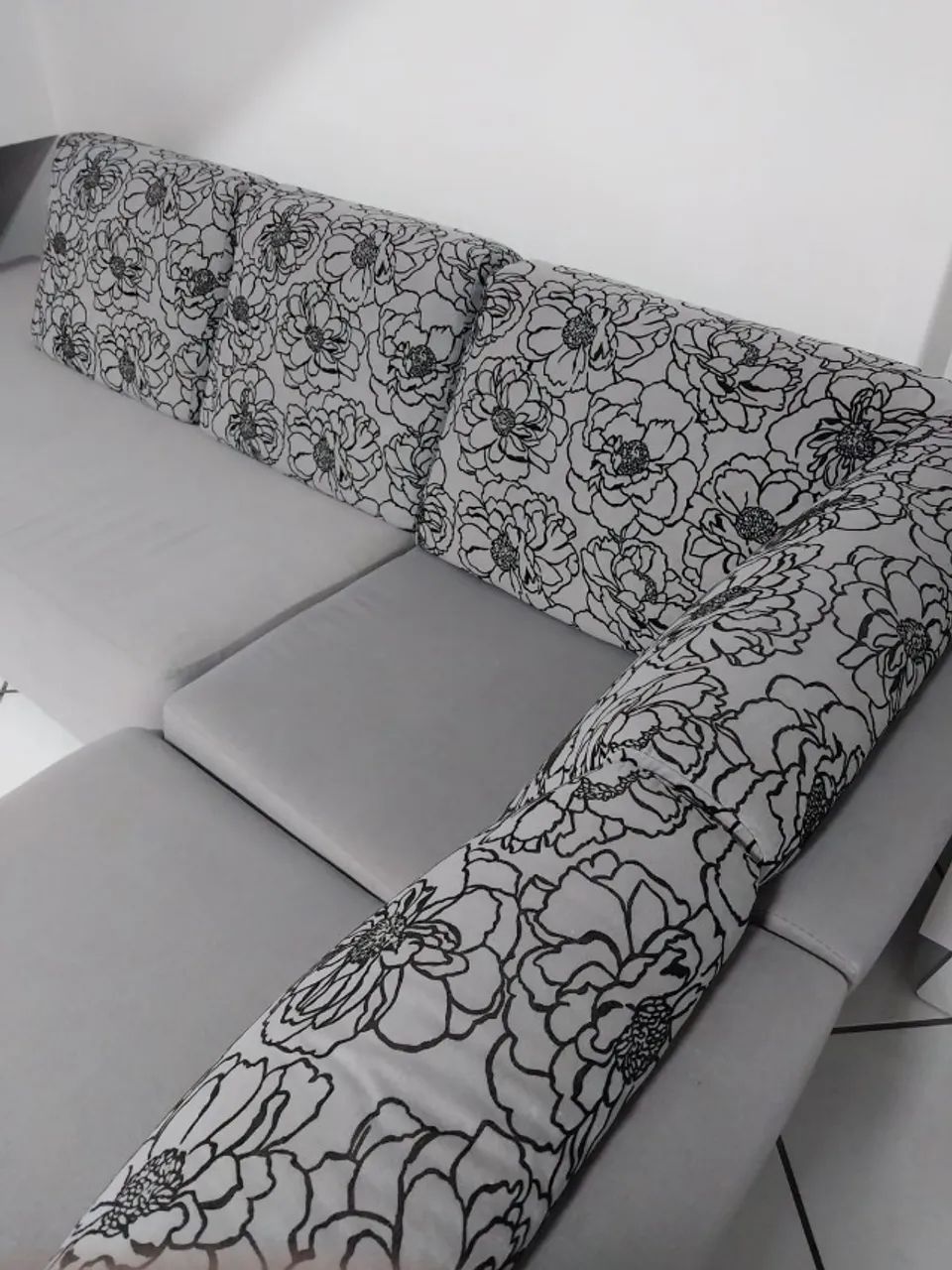 Sofá de Canto em L Cinza + Puff Floral - Foto 5