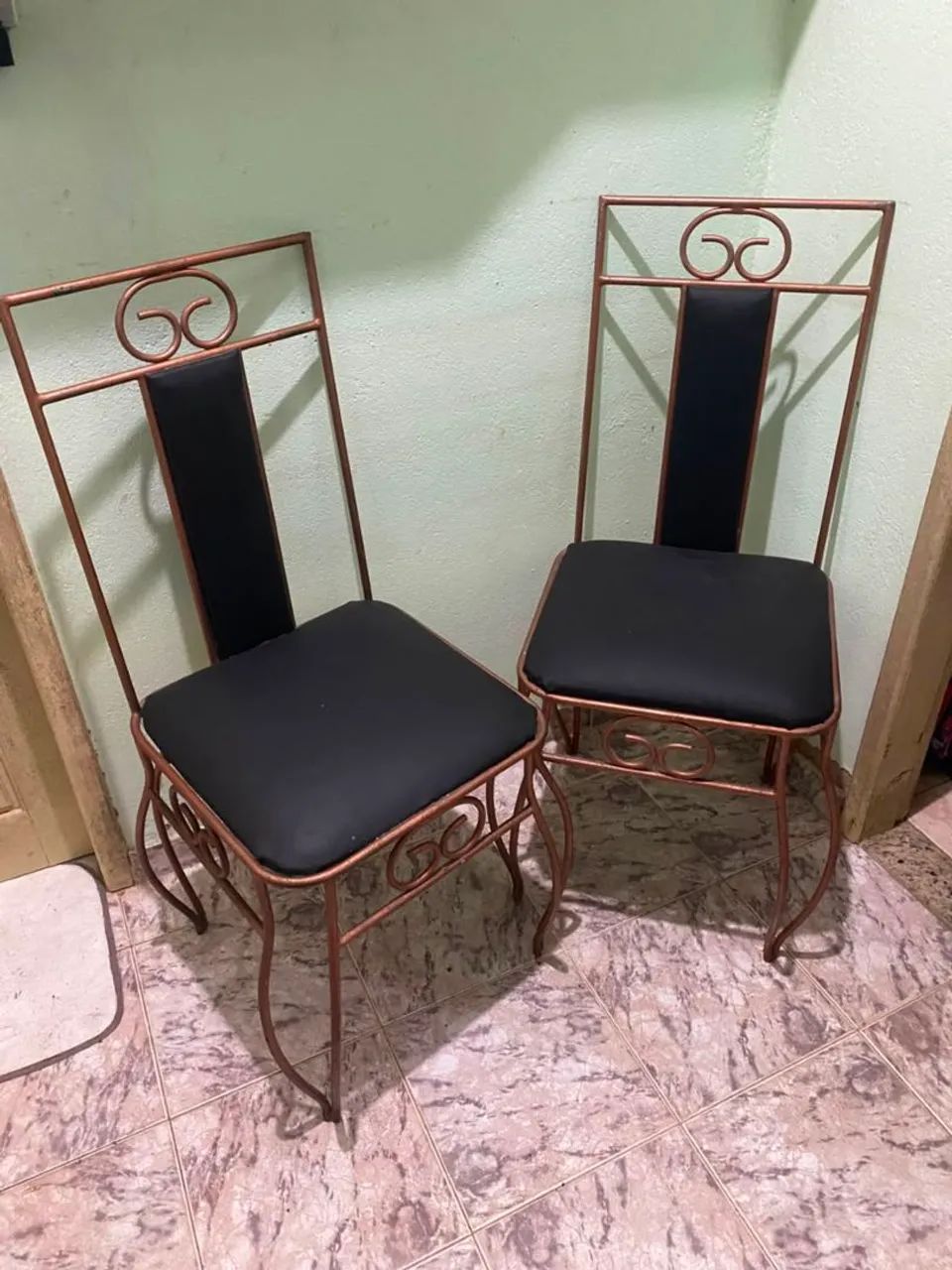 Par de Cadeiras de Ferro com Estofado - Muito Conservadas - Foto 2