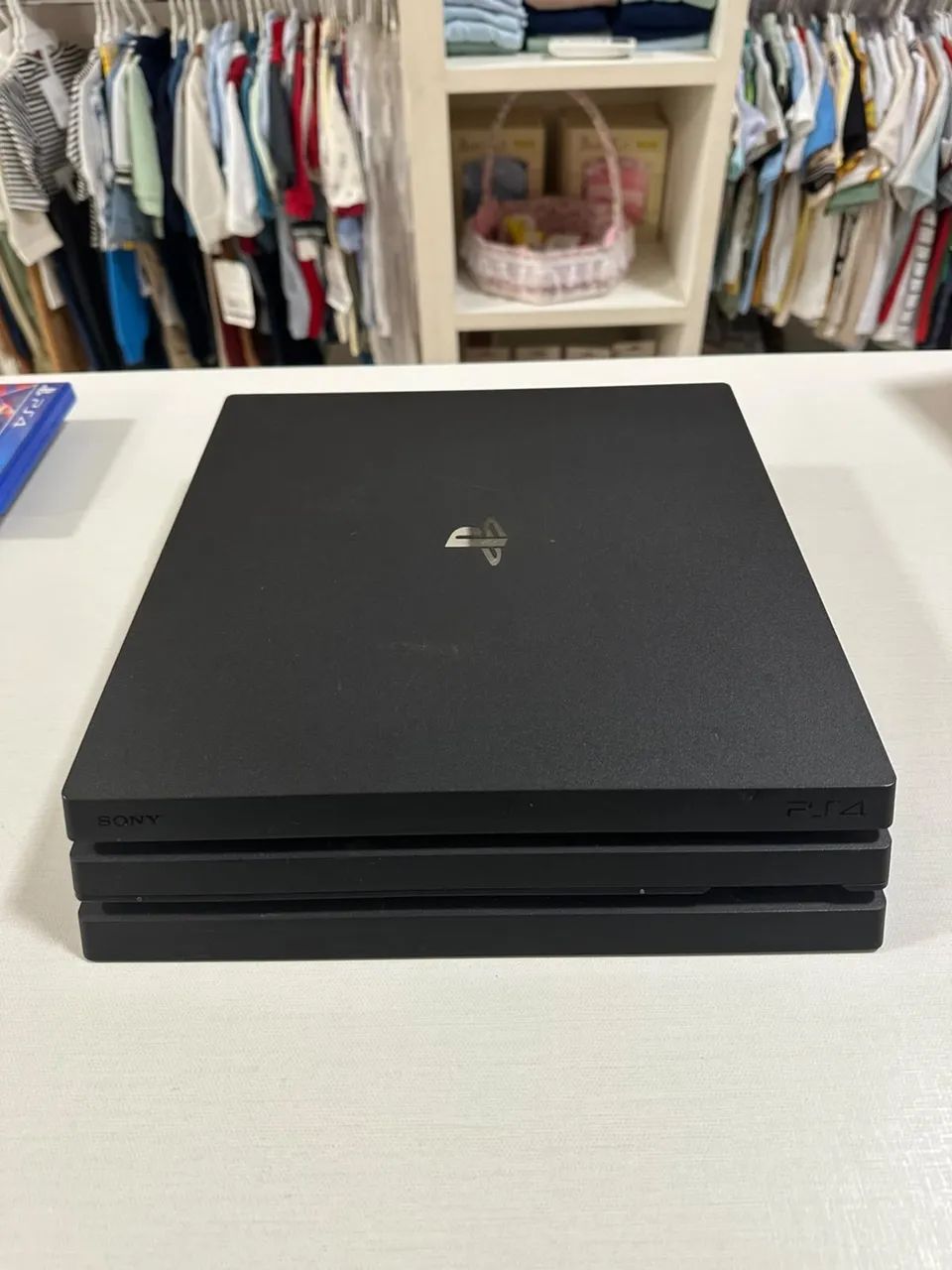 PS4 PRO 1TB 2 CONTROLES - Foto 4