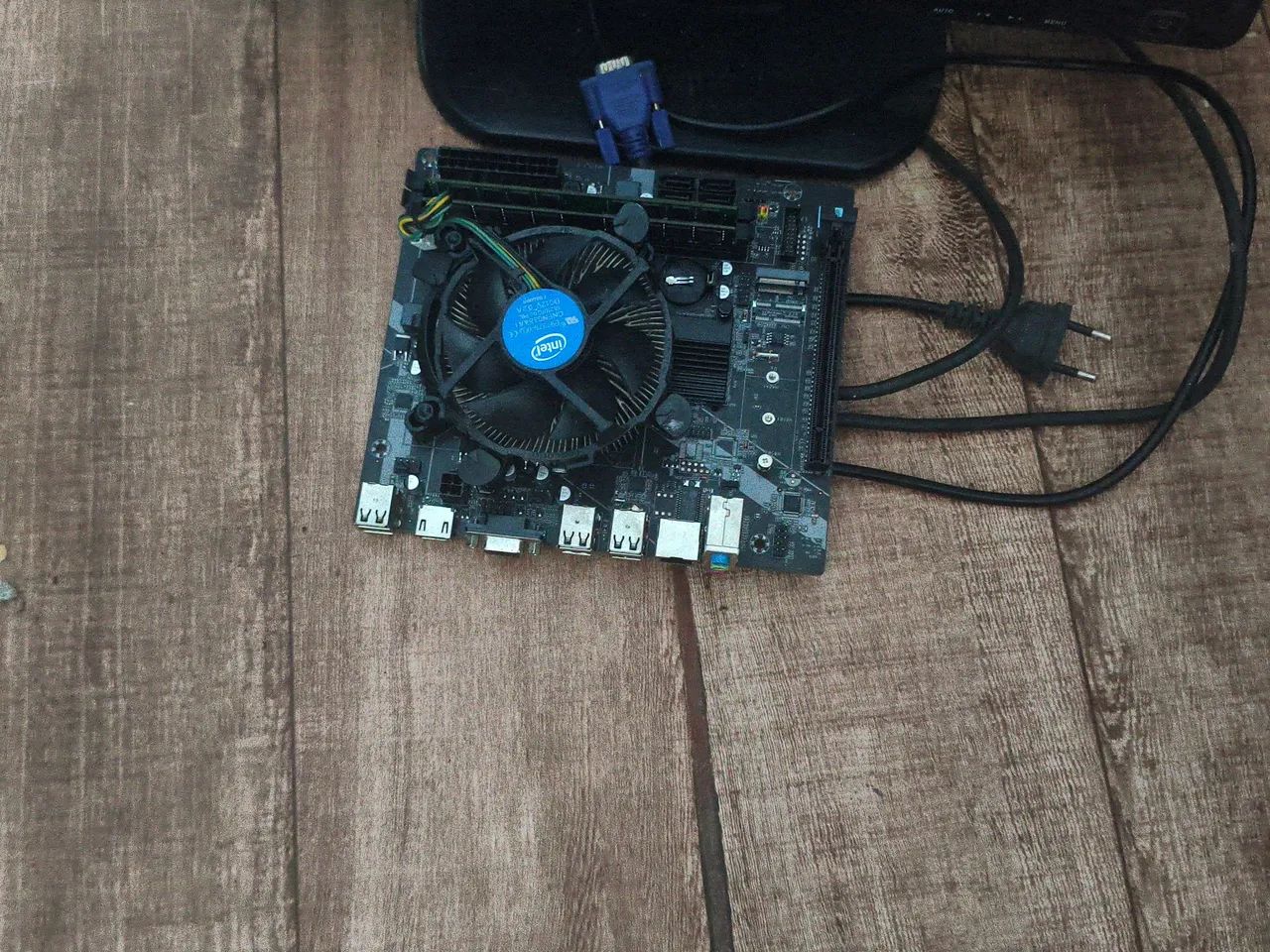 Monitor,placa mãe ,processado e 12g de memória ram 