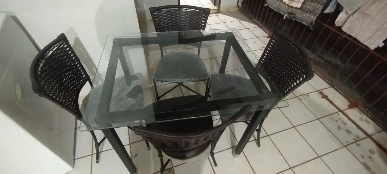 Mesa de jantar semi nova mesa de vidro - Foto 2