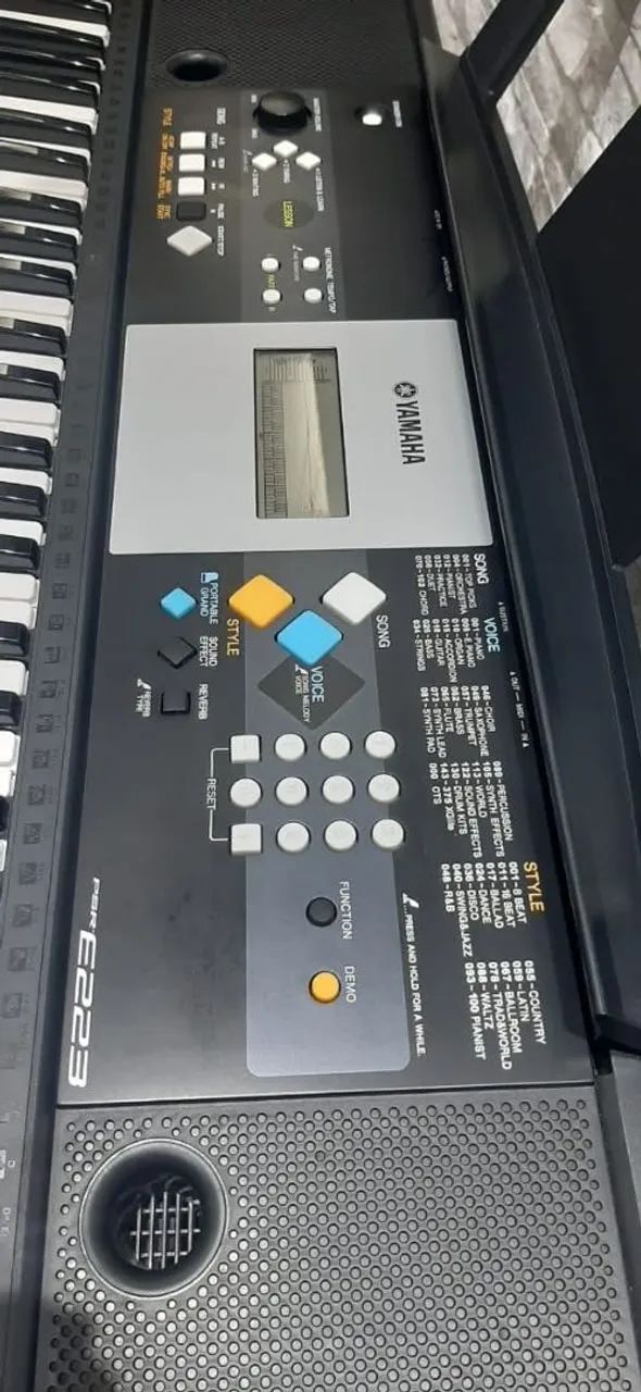Teclado Yamaha E223  - Foto 2