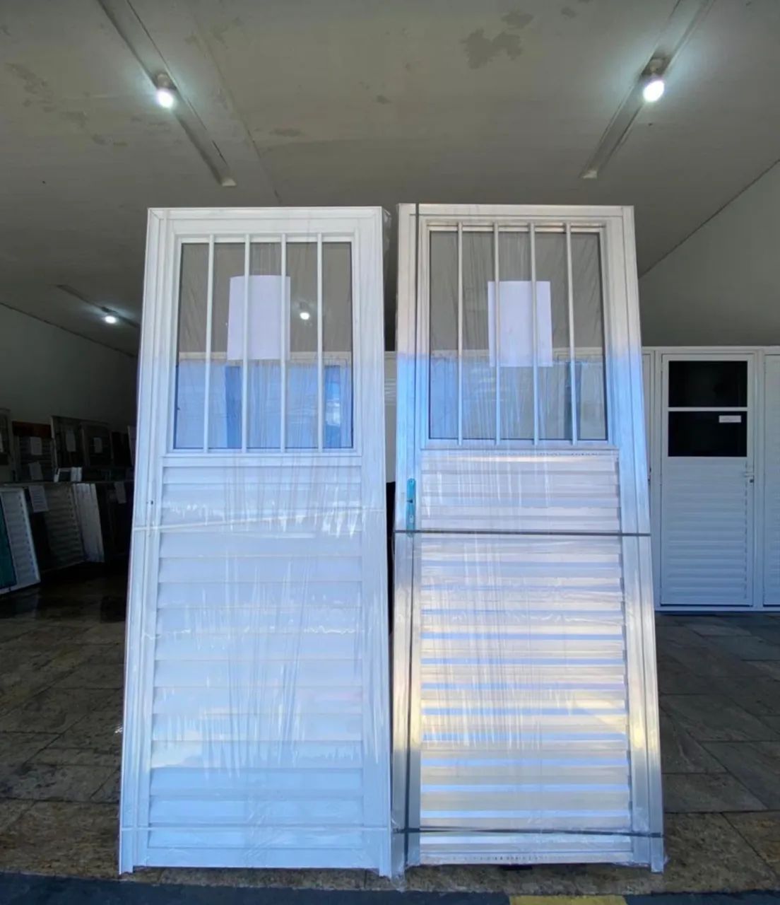 QUEIMA DE ESTOQUE - PORTA DE ALÚMINIO COM JANELINHA E GRADE 