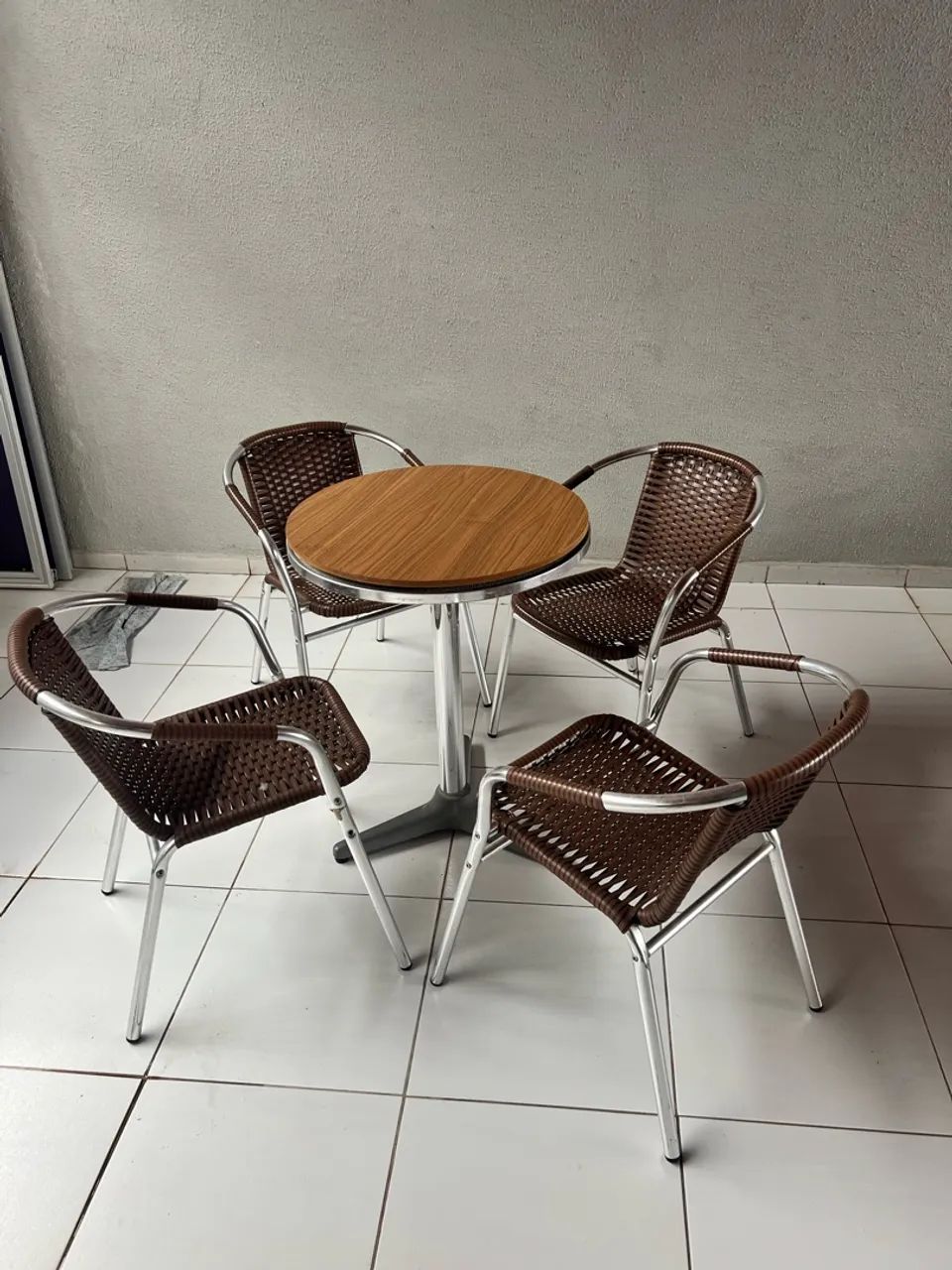 Conjunto de cadeiras com mesa de centro de alumínio  - Foto 2
