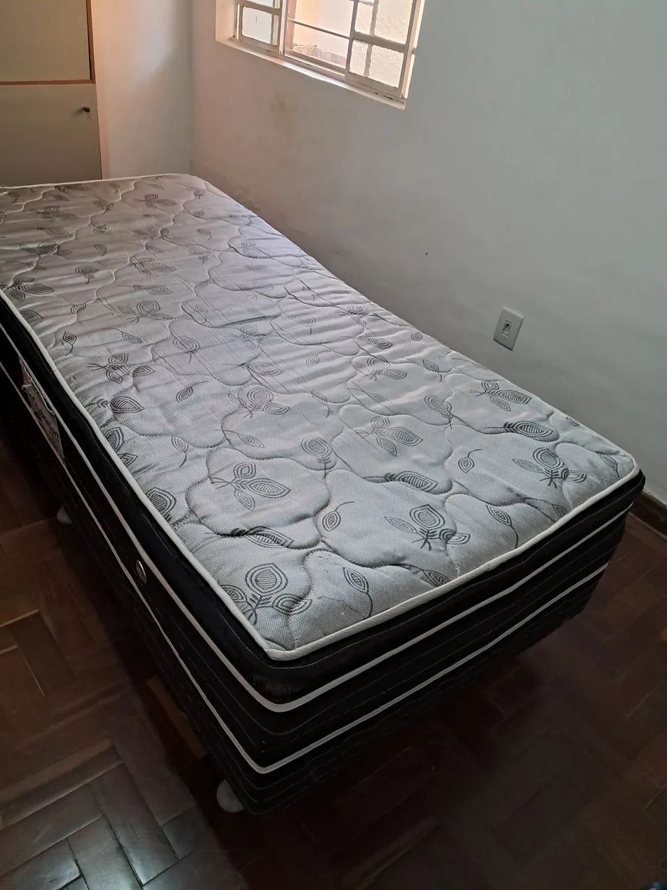 Vendo cama box solteiro