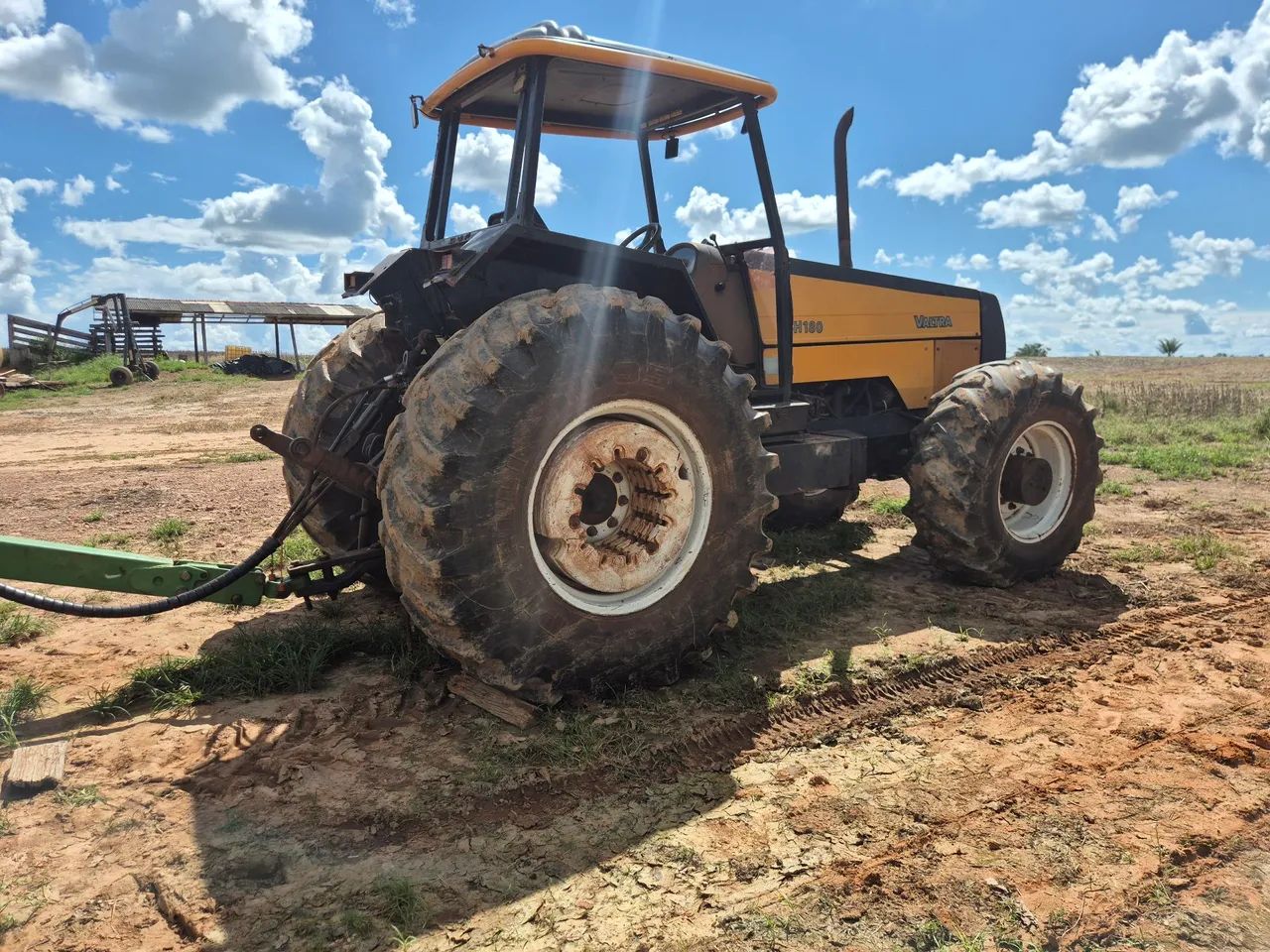 Trator Valtra BH180