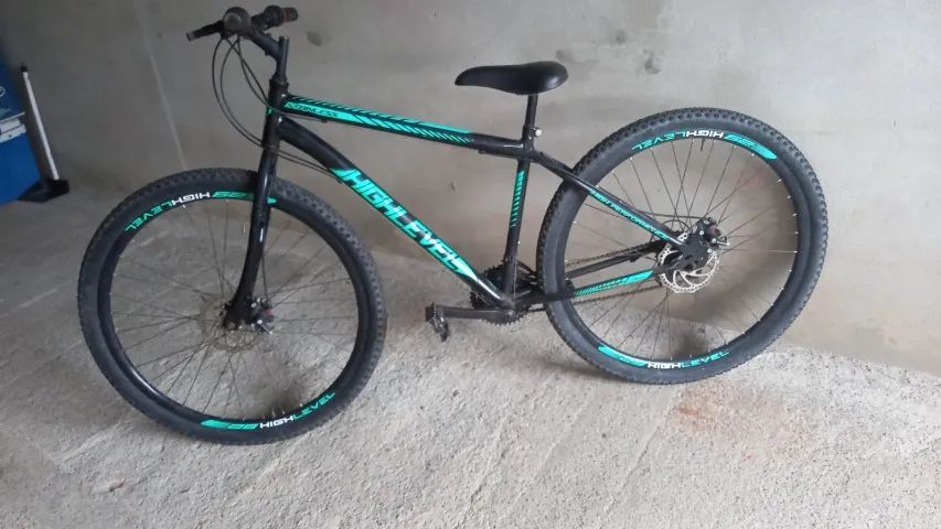 Esta é uma bicicleta da marca Highlevel, modelo aro 29 com quadro em aço carbono e freios 