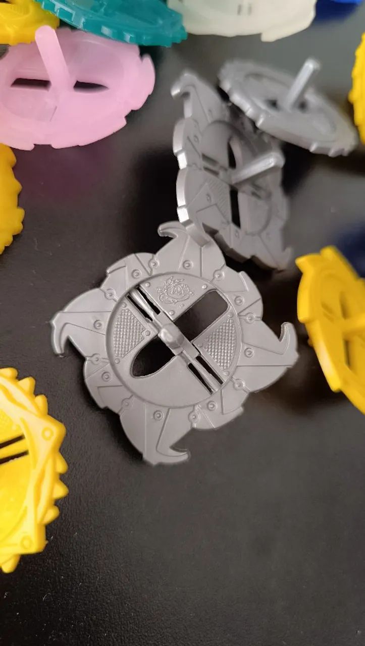 Mini Beyblades - 29 Piões montáveis - Brinde Álbum Beyblade  - Foto 2