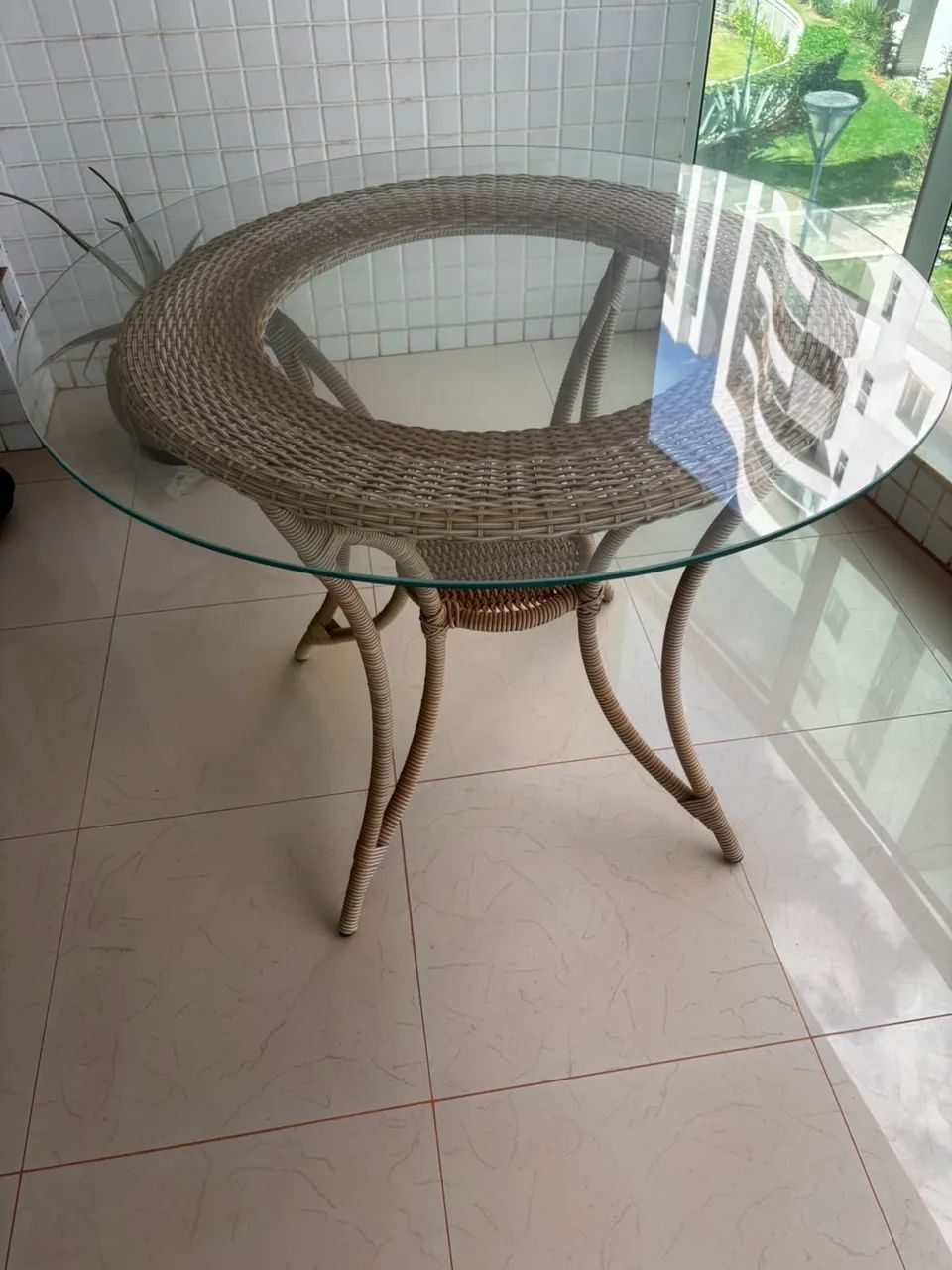 Mesa com quatro cadeiras 
