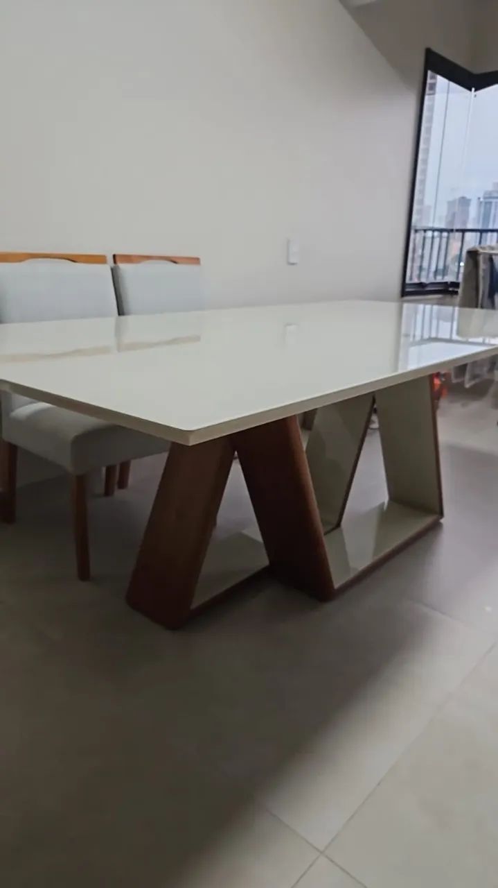 Mesa em laca com 8 cadeiras 