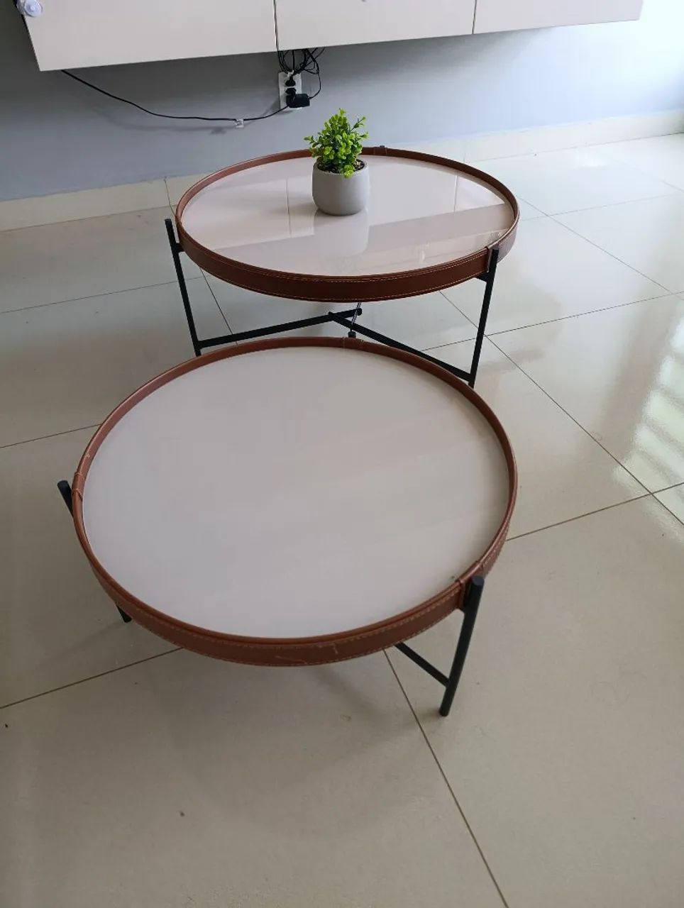 Conjunto de mesa de centro com tampo de vidro e detalhes em couro . Decoração de sala - Foto 3