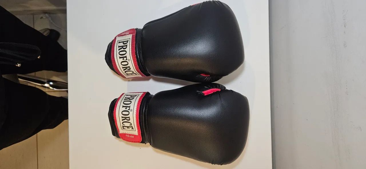 luvas muay thai proforce preta e vermelha