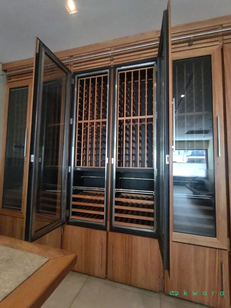 Adega climatizada com 12 portas - Foto 2