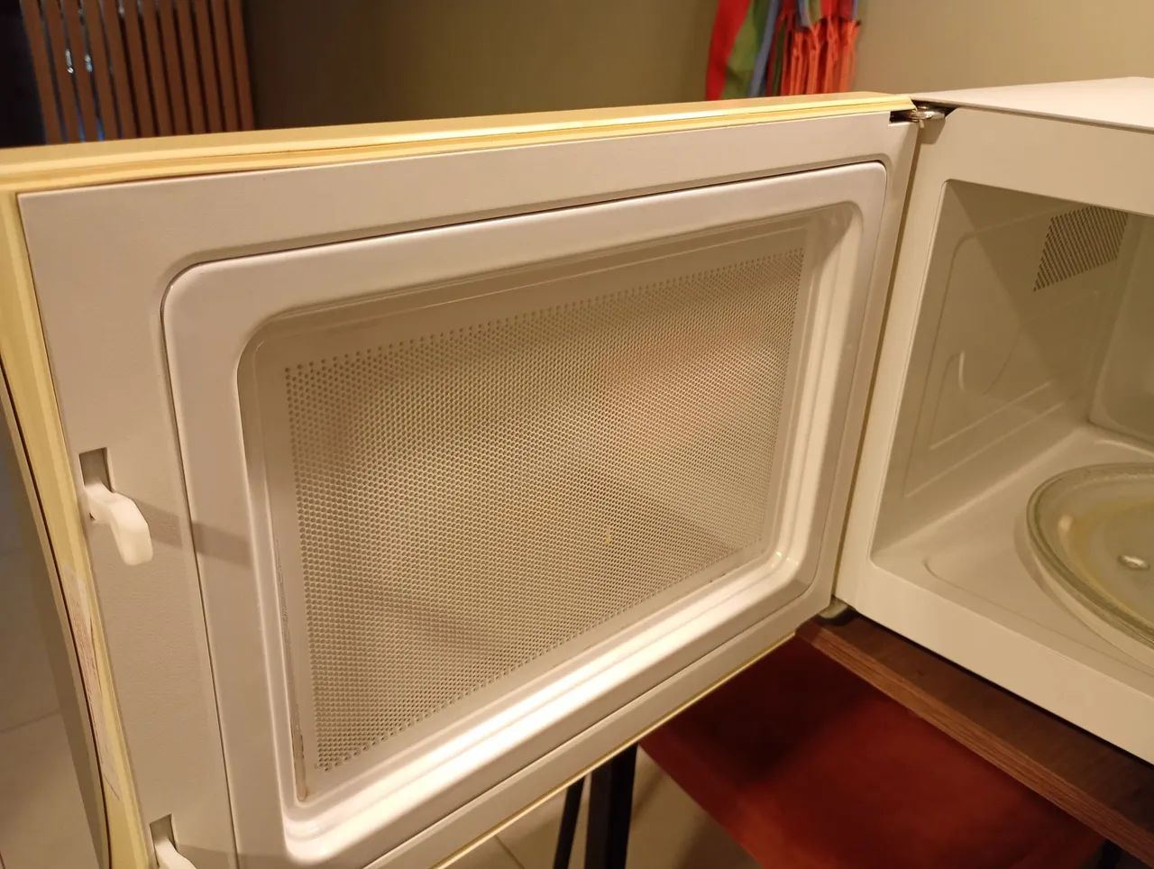 Vendo microondas Eletrolux 28L revisado funcionando perfeitamente. - Foto 3