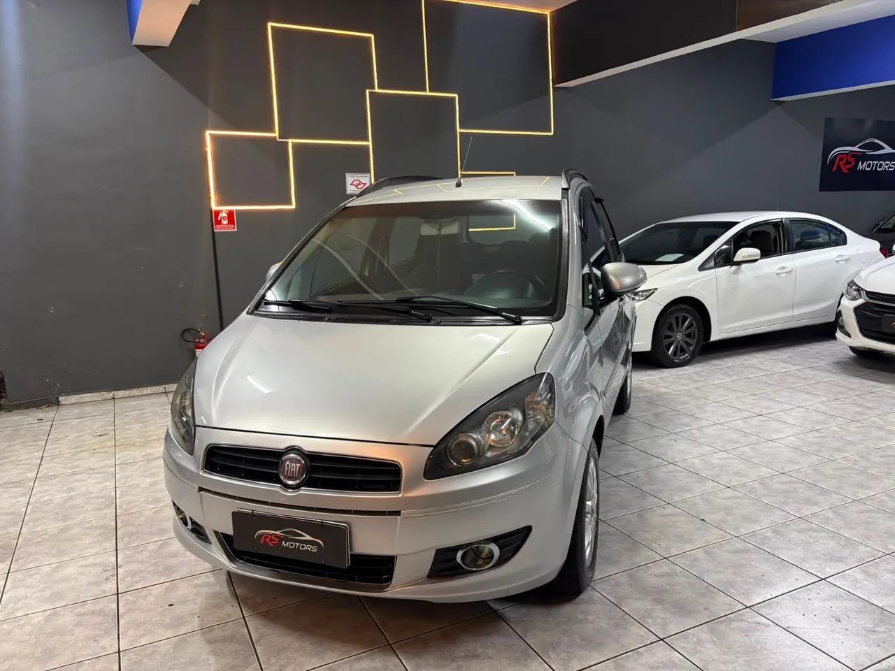 Fiat Idea Attractive 1.4 Fire Flex 8V 5P 2011