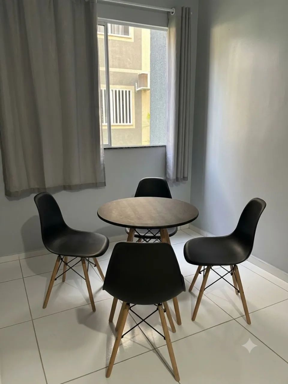 Mesa com 4 cadeiras