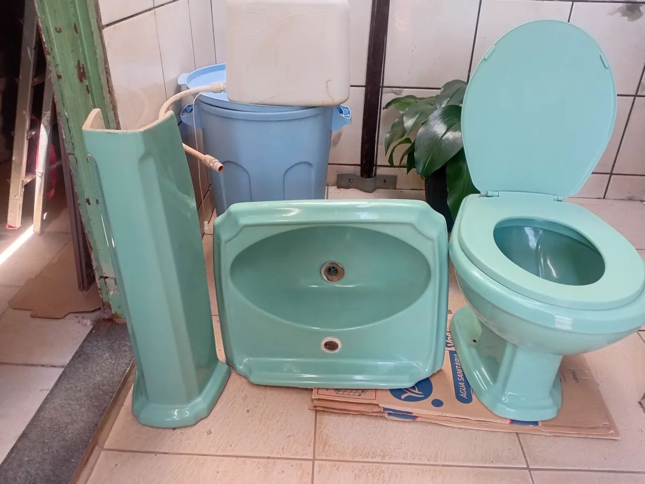 Vaso, pia com suporte e caixa de descarga 