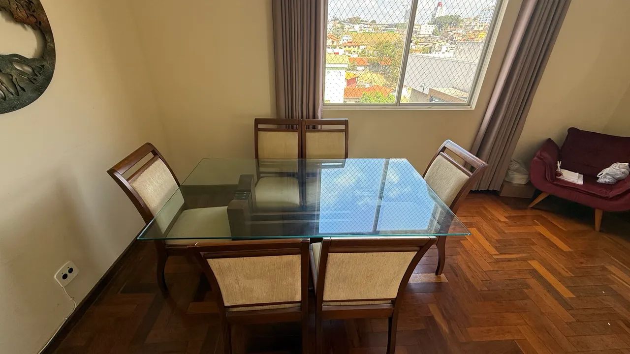 Mesa com 6 cadeiras, madeira maciça 