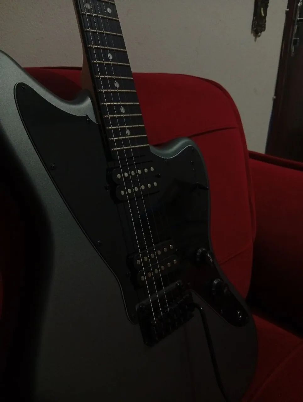 GUITARRA TAGIMA ESCALA ESCURA ESCUDO BK TW-62 MDSV ACOMPANHADA DE UM PEDAL DE EFEITOS