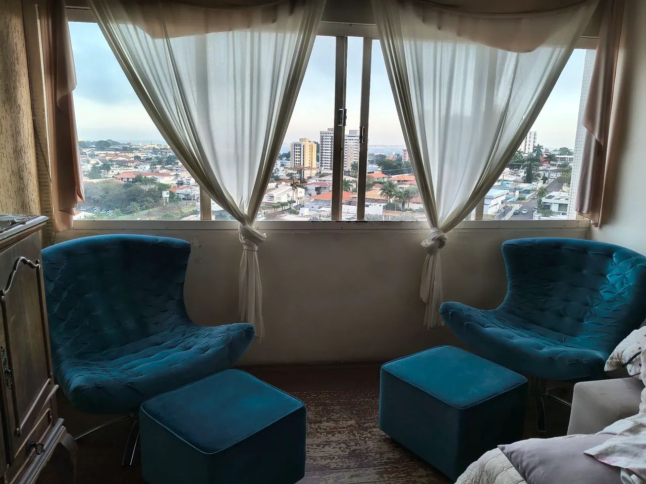 Conjunto Casa Verde com 2 Poltronas Giratórias + 2 Puffs Quadrados - Foto 5