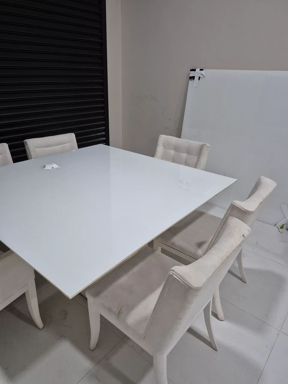 Mesa quadrada com tampo de madeira e vidro jateado - Foto 3