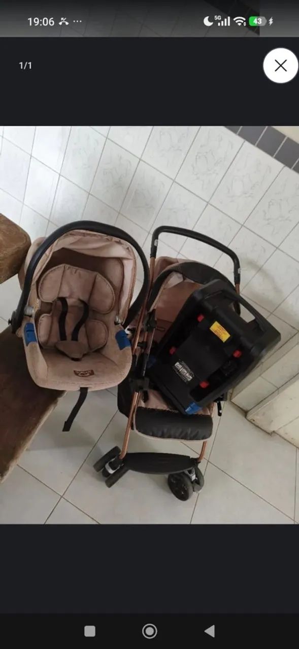Carrinho de bebê com bebê conforto 
