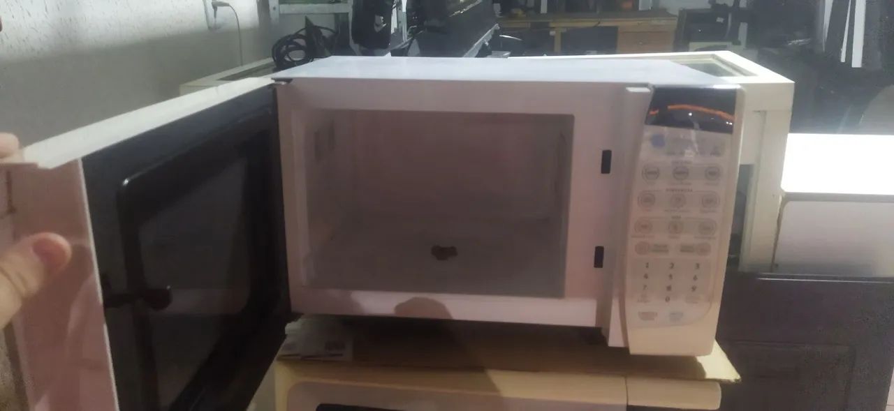 Vendo microondas Electrolux 20 litros branco perfeito!!! - Foto 2