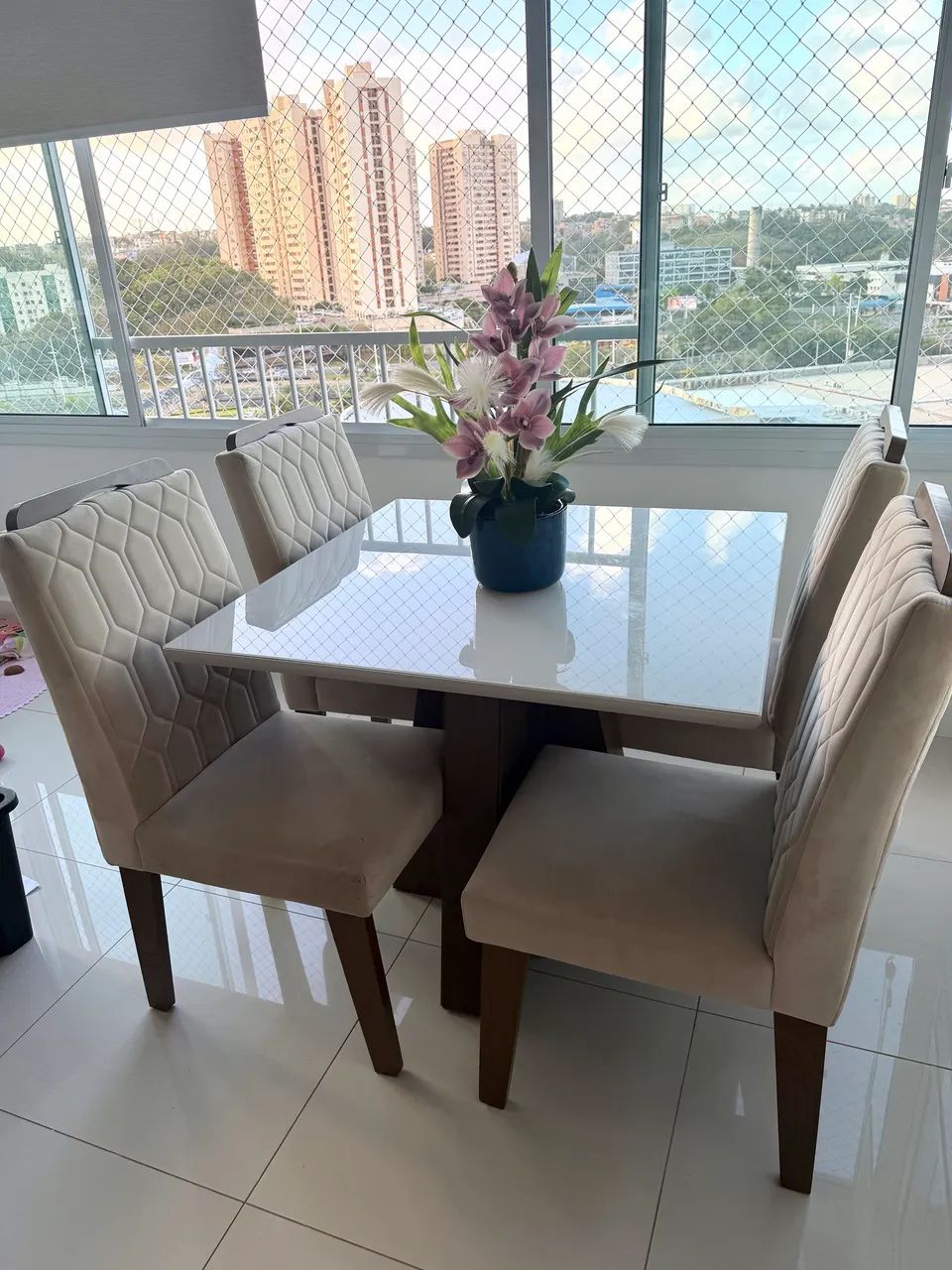 Mesa com 4 cadeiras 