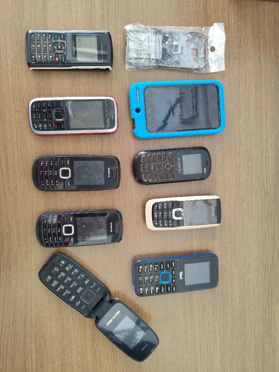 Celulares usados e carregadores.