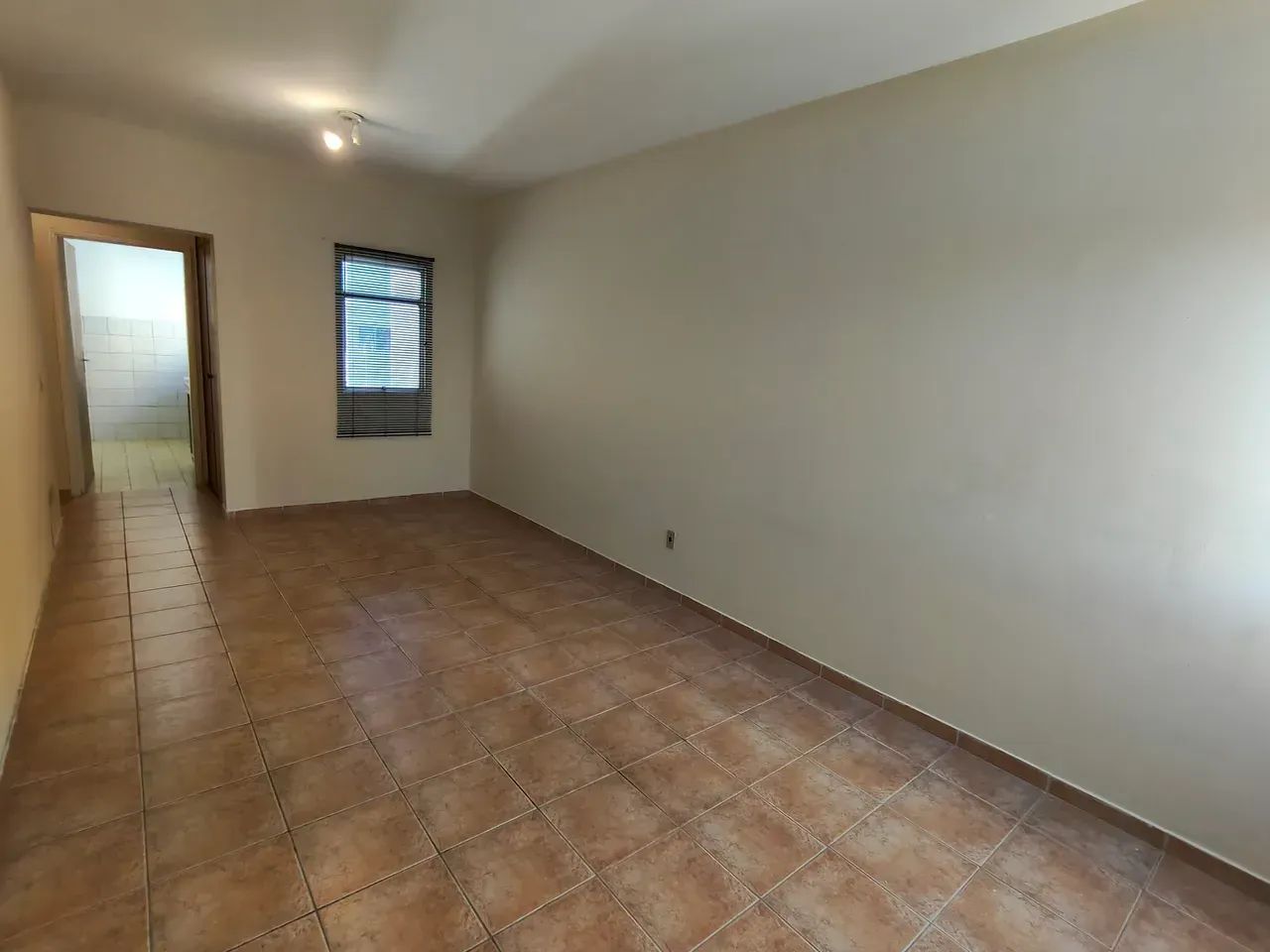 Vendo Kitnetão com garagem-Centro - Foto 4