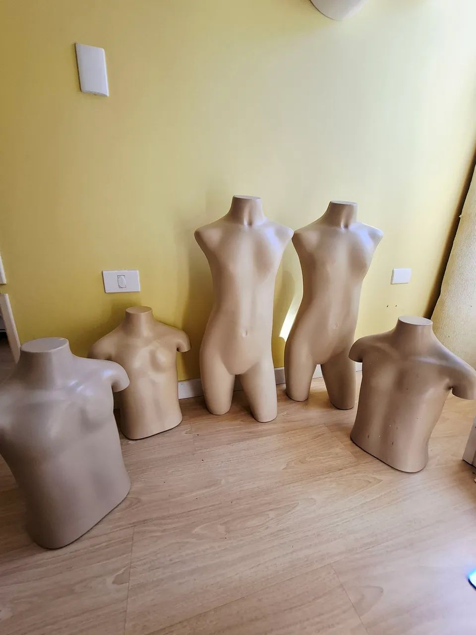 Conjunto com 6 Manequins para Loja/Vitrine - Femininos e masculinos  - Ótimo Preço - Foto 2