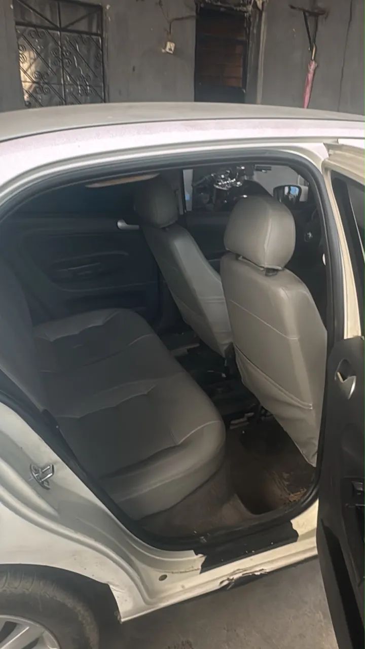 Volkswagen Voyage COMF/HIGHLI. 1.6 T.FLEX 8V 4P 2013