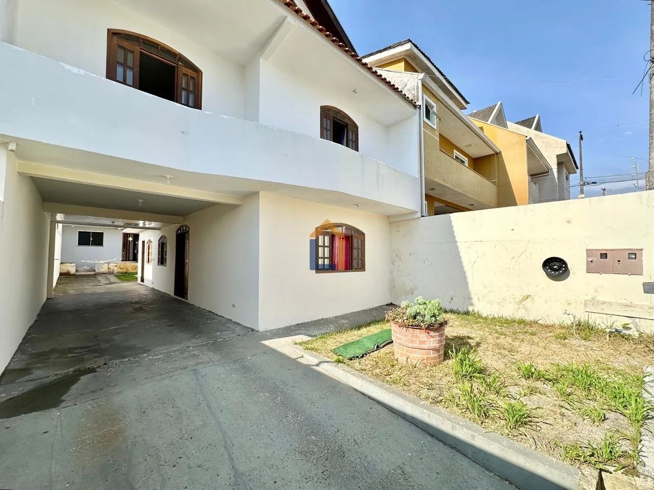 Sobrado com 211m² no bairro Atuba
