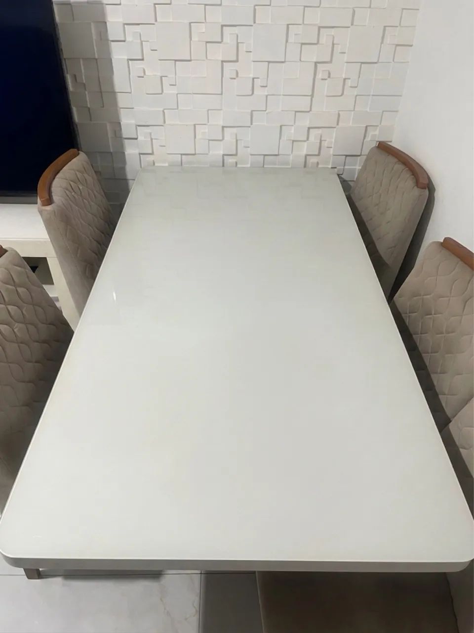 Mesa de jantar com tampo de vidro e cadeiras estofadas em perfeito estado