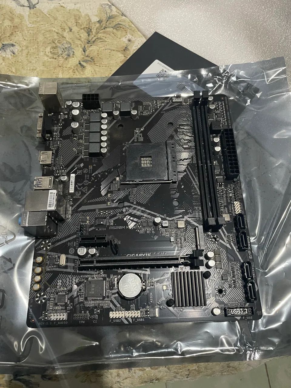 Placa mãe gigabyte a520m k v2 semi-nova impecável  - Foto 3