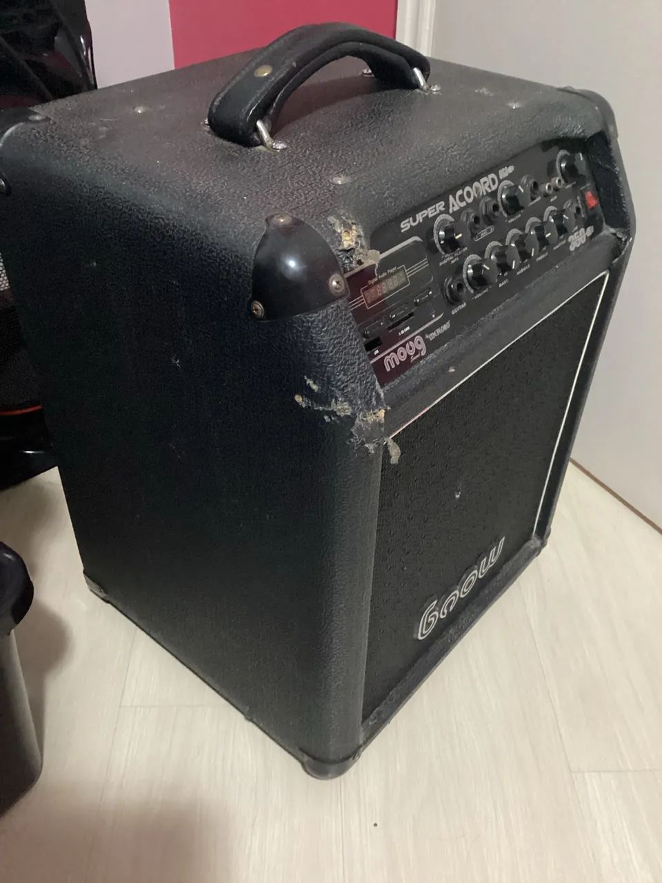 Este é um amplificador multiuso Moug Super Acoord