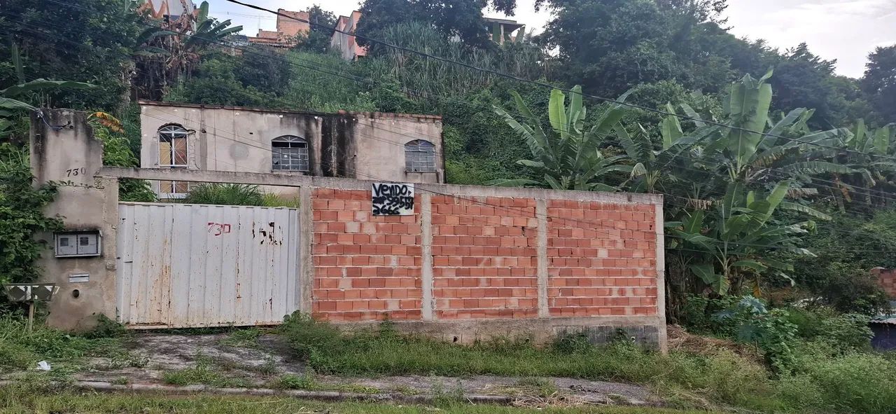 Casa inacabada com laje e piso grosso.
