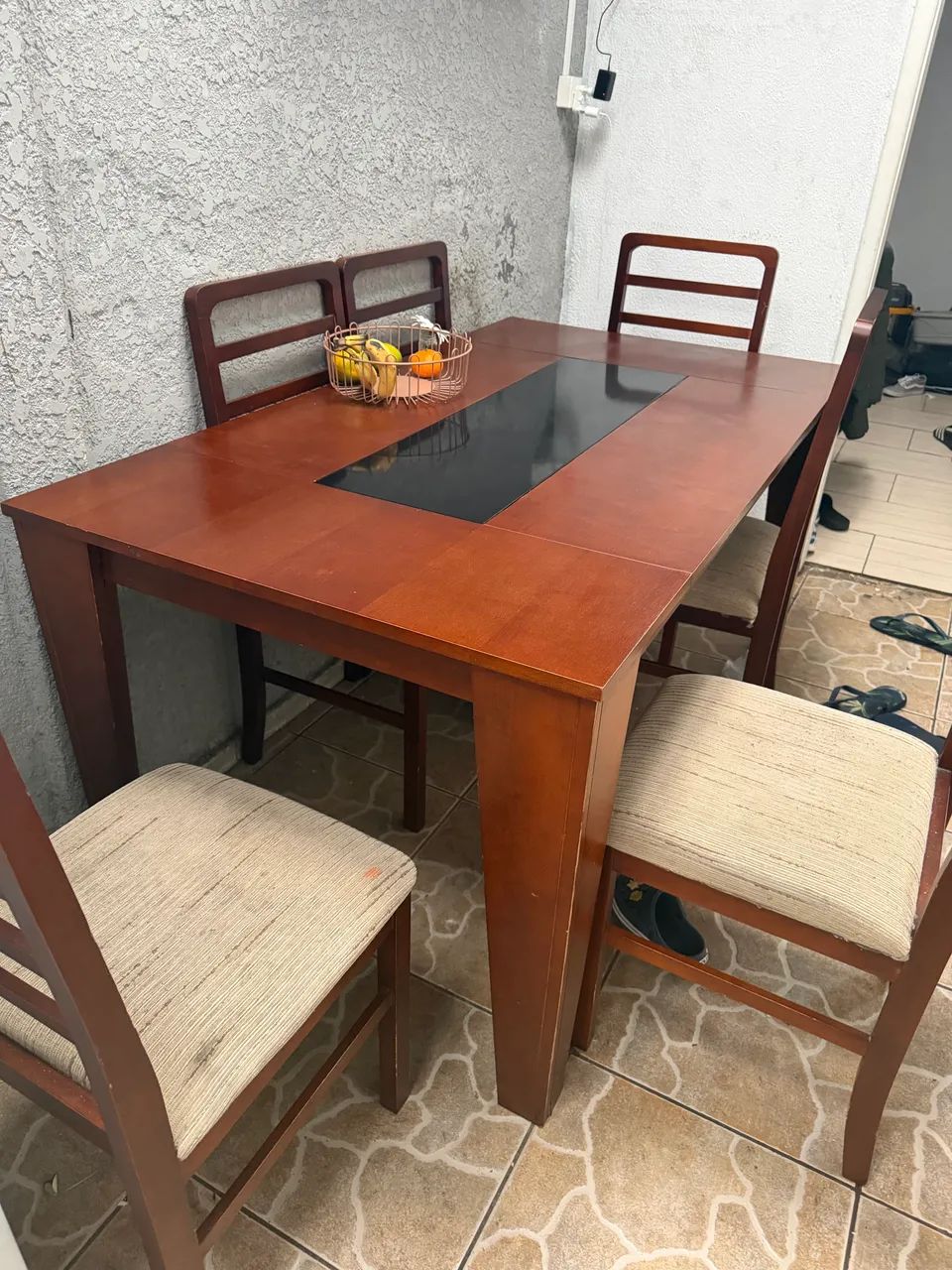 Mesa 6 cadeiras de madeira. - Foto 2