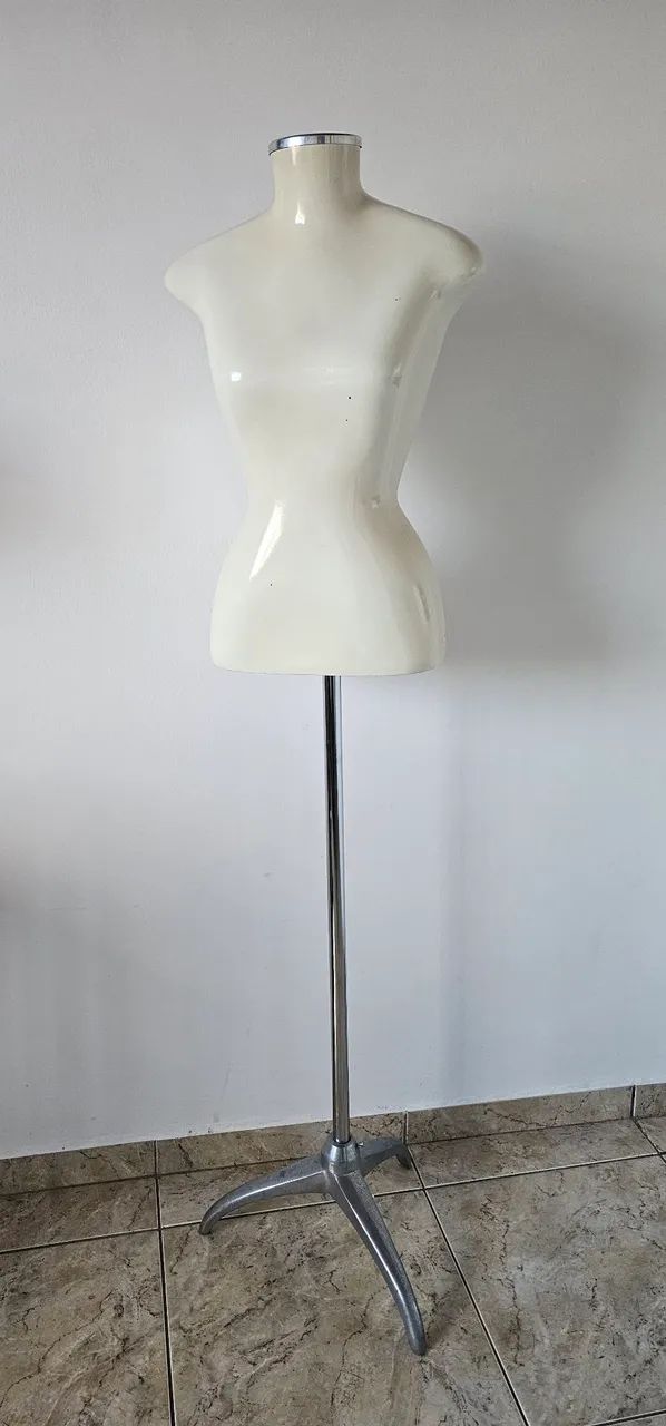 Busto expositor feminino (informações abaixo).