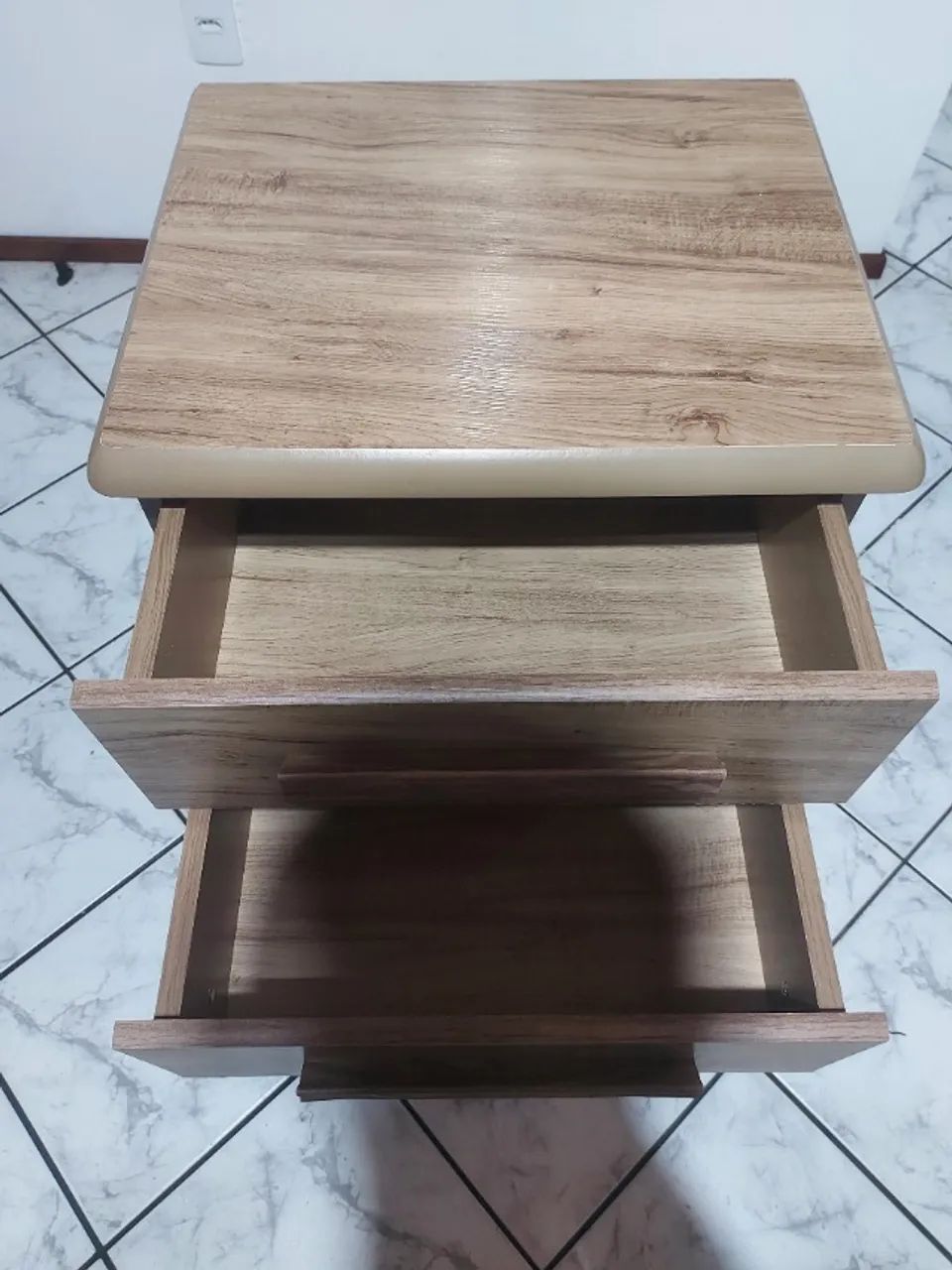 Mesa cabeceira com 2 gavetas e nicho - Foto 3