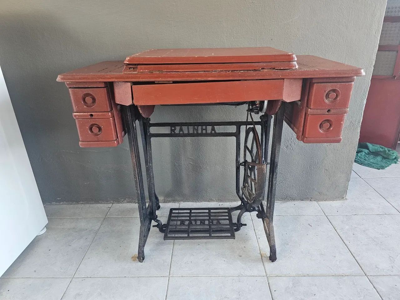 Maquina de Costura Antiga Rainha funcionando tudo/1950
