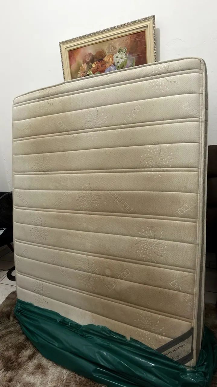Vendo colchão queen molas 
