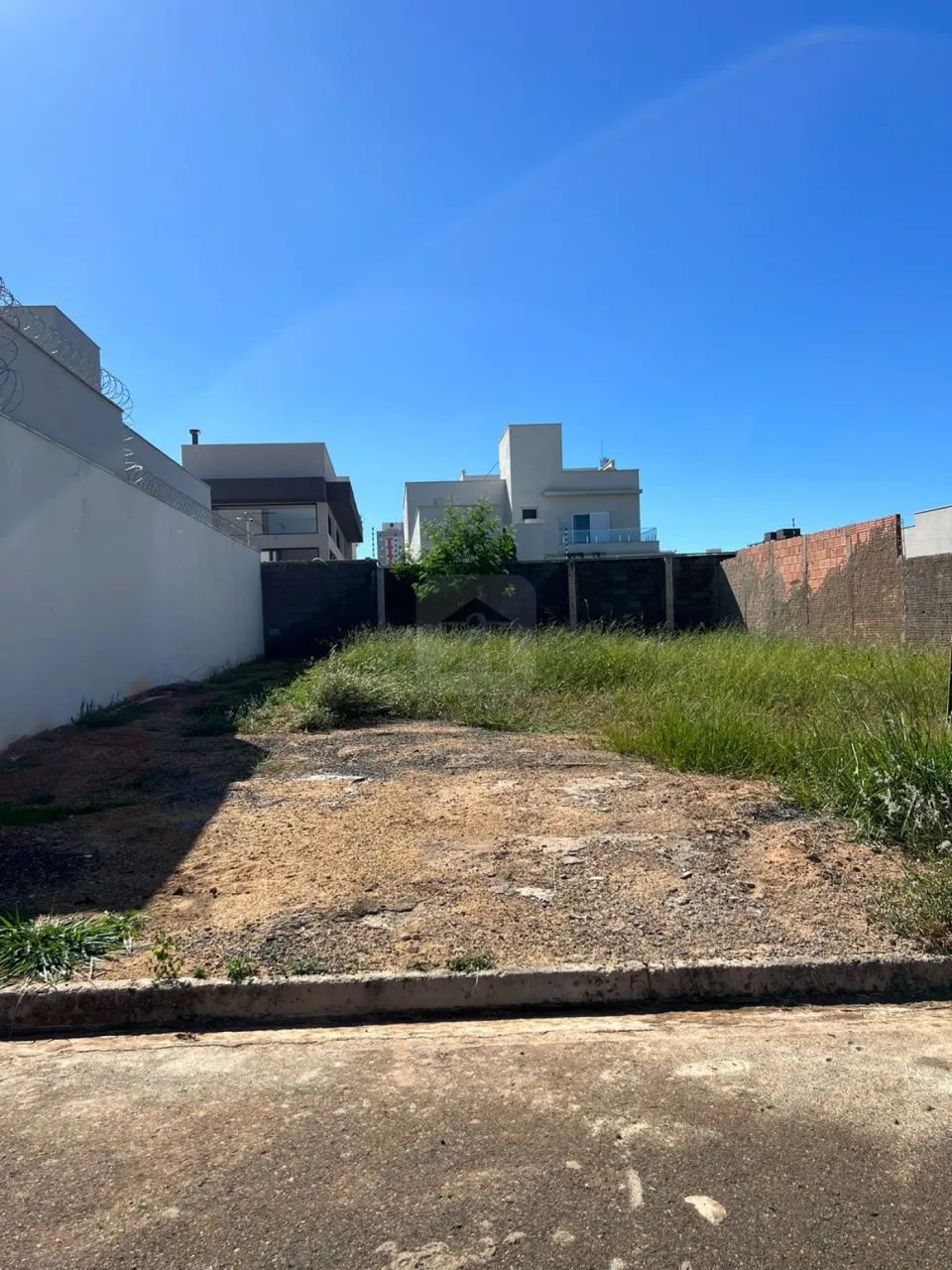 Lote para venda no bairro Laranjeiras.