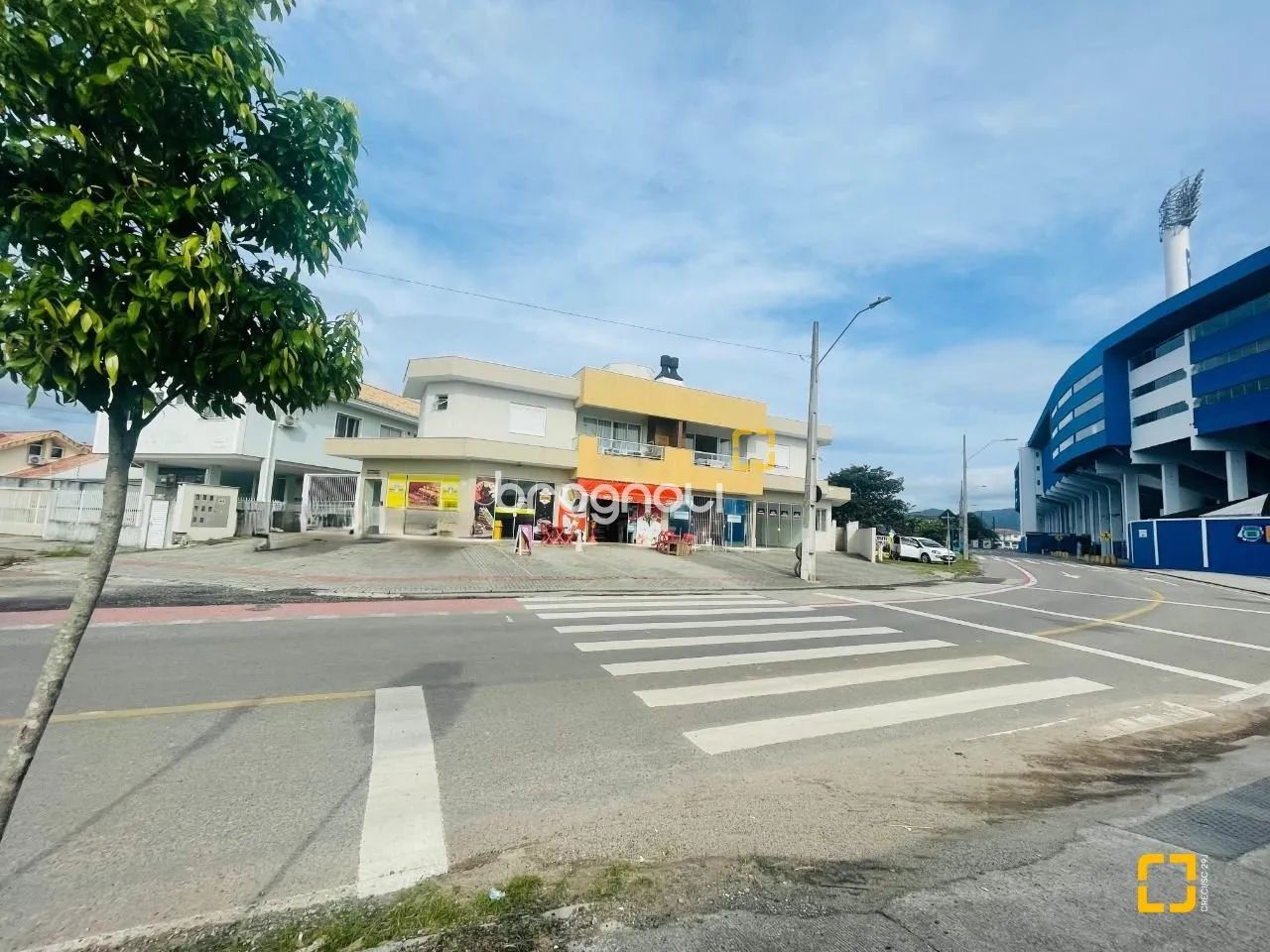 Oportunidade! Prédio com 2 apartamentos e 5 lojas comerciais, em Carianos, Florianópolis - Foto 5